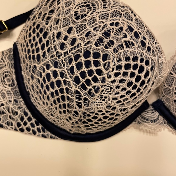 VS lingerie set. Bra 34b and panties XS - Picture 3 of 7